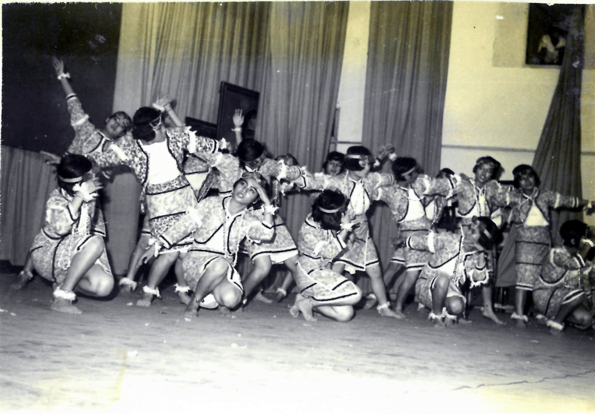156.53年5月xx日 本校女生舞編隊參加全縣民族舞蹈比賽榮獲冠軍